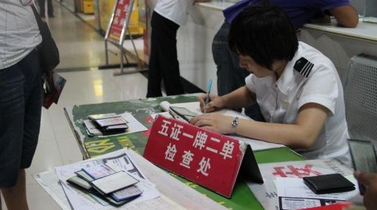 陕西两起特大交通事故 汽车站安检门与X光安检机并用