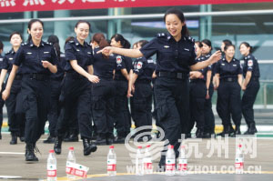 杭州萧山机场HI-PE安检门通道安检员统一换新装[图]