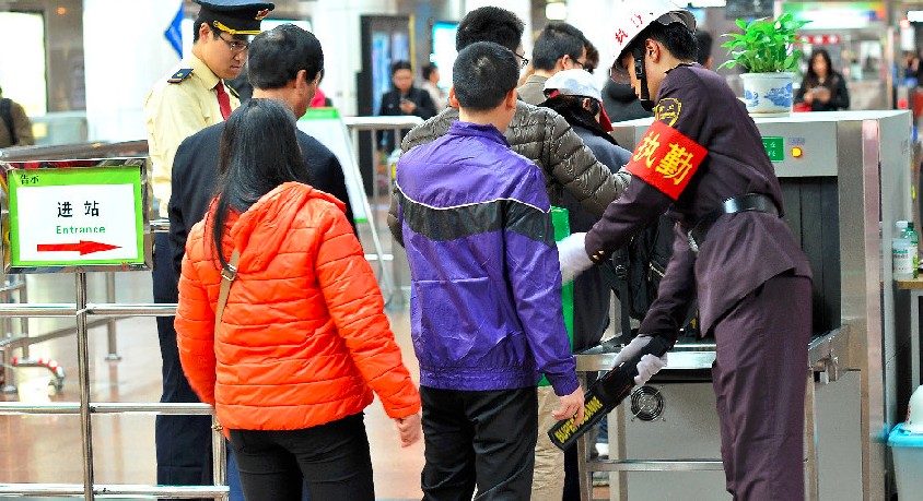 广州地铁站使用手持金属探测器安检探测图