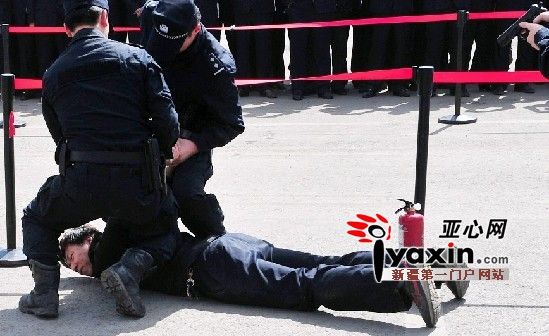 乌鲁木齐市92个BRT站台陆续装安检门