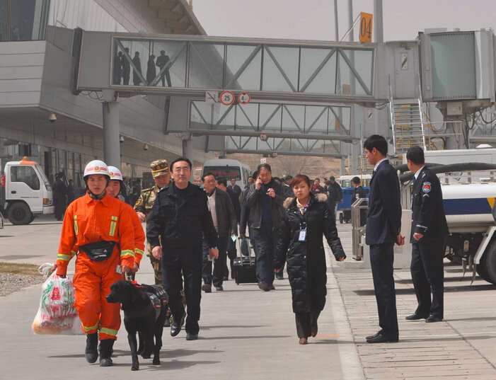 维和时代SD品牌车底检查镜应用于西部机场集团