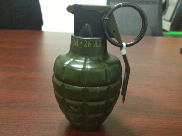 机场安检机检测标准高   新疆博乐发现手雷式打火机[图]