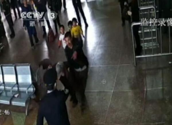 乘客不听劝 青岛车站闯关推倒安检门[图]
