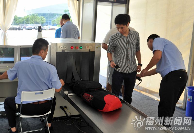 青运村运动员启用安检机 模拟处置各种突发事件