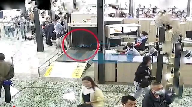 湖南吉首火车站安检门通道发生一起恶搞事件[图]