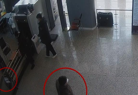 粗心大学生双肩包落在安检仪上【图文】-2.jpg